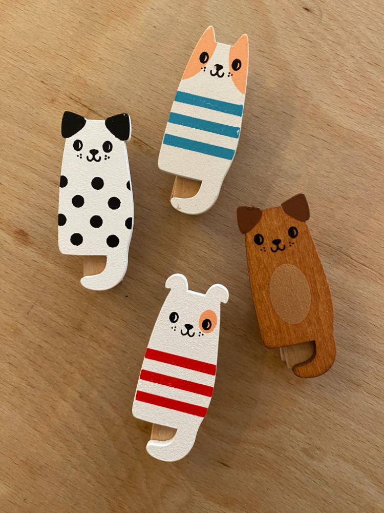 Rex wooden dog pegs
