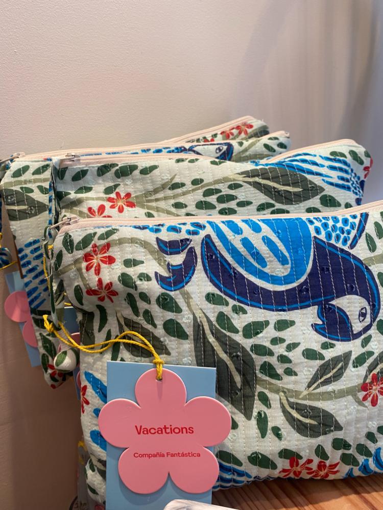 Compania Fantastica Parrot Vacation Pouch