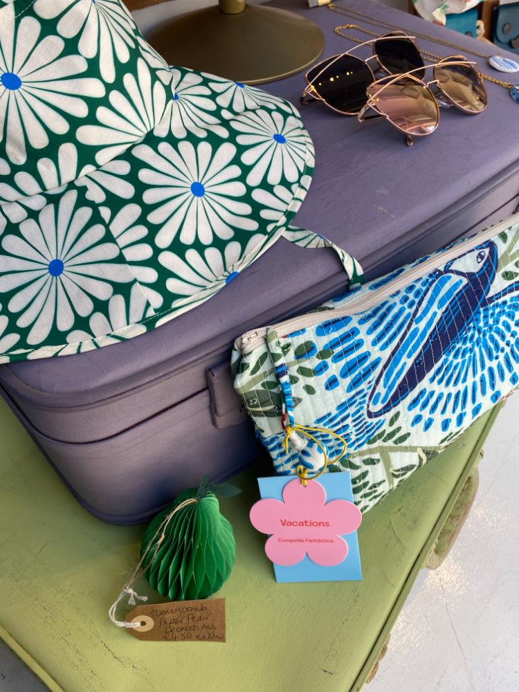 Compania Fantastica Parrot Vacation Pouch - Image 2